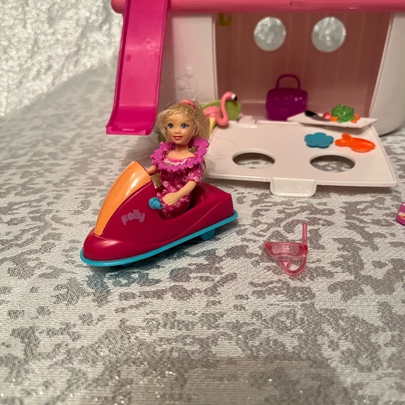 Polly Pockets Yacht with 3 Polly Pocket dolls windsurfer, jet ski - Picture 4 of 6